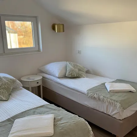 別荘 Biale Tarasy ロゴボ